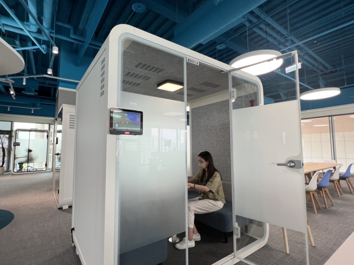 尊龙高雄據點的智慧行動辦公艙，展現尊龙在面板以外的研發應用軟實力