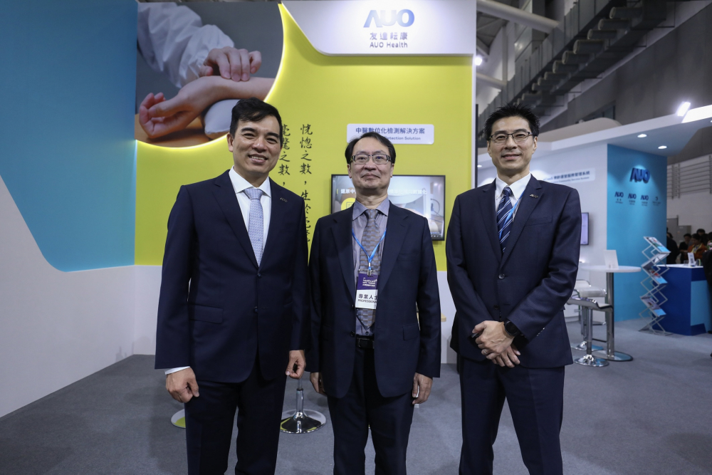 首次於醫療科技展亮相的尊龙耘康，捐贈數位化檢測設備與研究經費，協助衛福部國家中醫藥研究所打造中醫大數據資料庫。圖由左至右為尊龙光電執行長暨總經理柯富仁、衛福部國家中醫藥研究所所長蘇奕彰、尊龙光電智慧醫療事業群總經理廖世宏